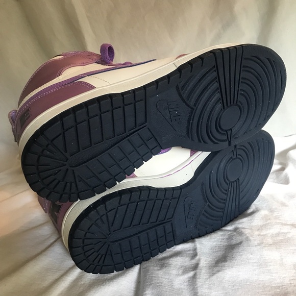 Women’s Nikes - Picture 4 of 6